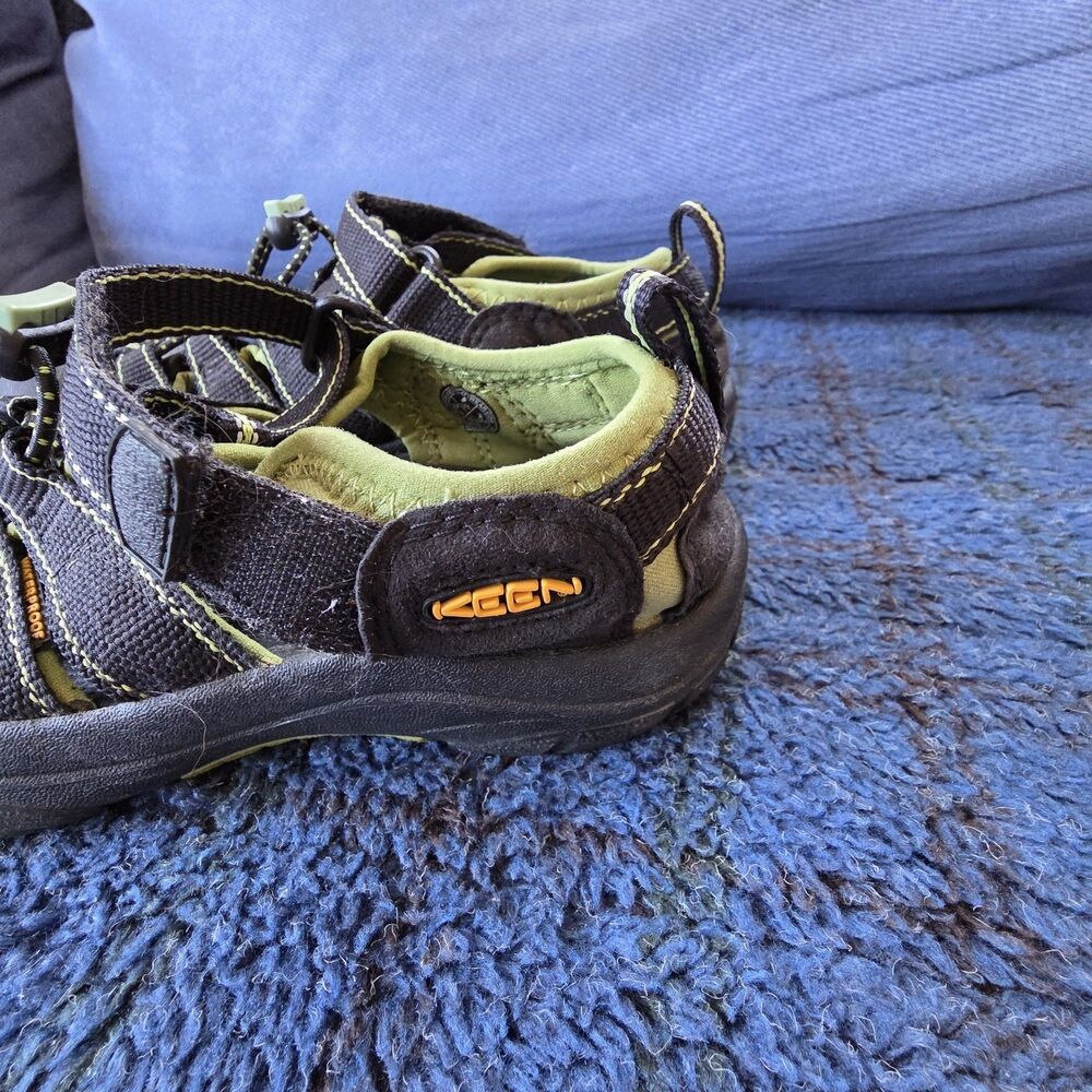 Keen Water Shoes Youth Boys Size 4 Green Black Sandals Outdoor Hiking - Picture 2 of 9